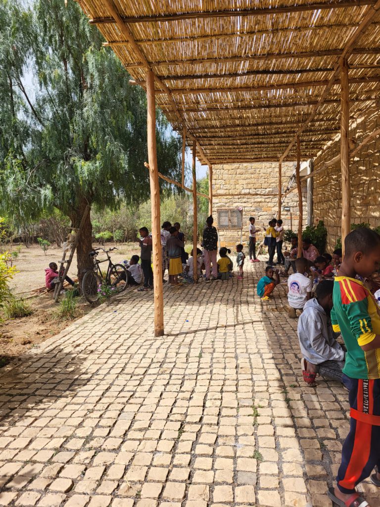 kinder unter dem bambus dach