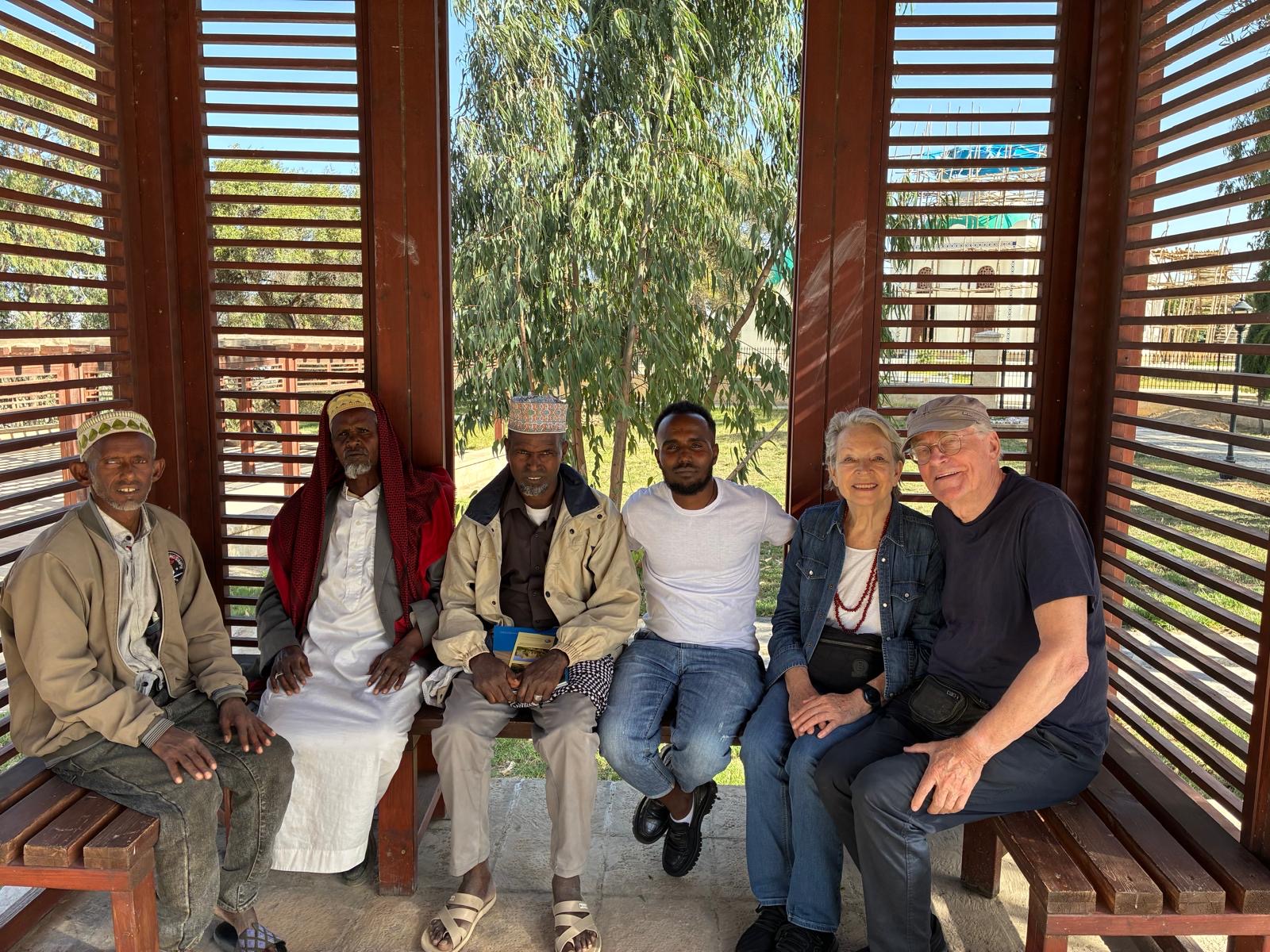 Treffen mit Assisten Idris, Imam Aden, Sheikh Raja, Kasahun, Nina und Konrad v.r.l. im Hintergrund das Heiligtum Negash.