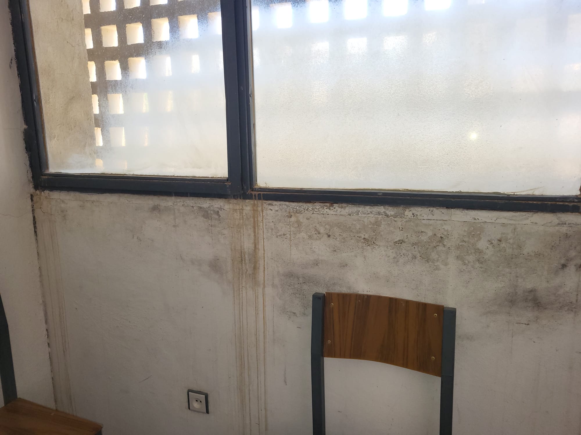 Die Fensterrahmen sind undicht und müssen bearbeitet werden.