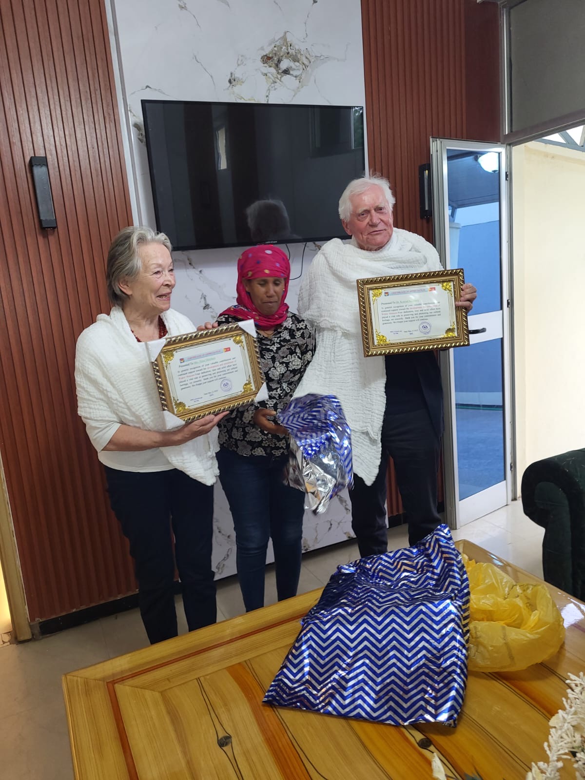 Fetler, die frühere Leiterin des Museums ehrt Nina und Konrad mit Urkunden und Shamas (Tüchern).