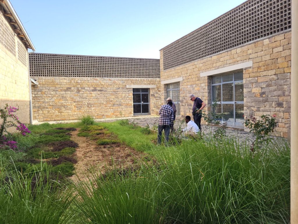 Kasahun, Efrem, Getachew und Konrad im Innenhofgarten.