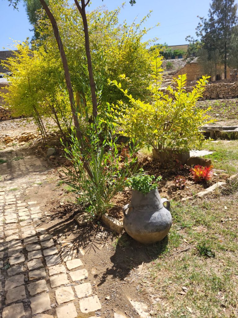 Einheimische Keramik als Blumentopf.