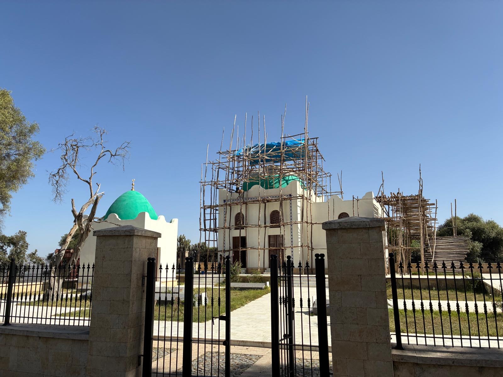 Behebung der Kriegsschäden an der Moschee von Negash.