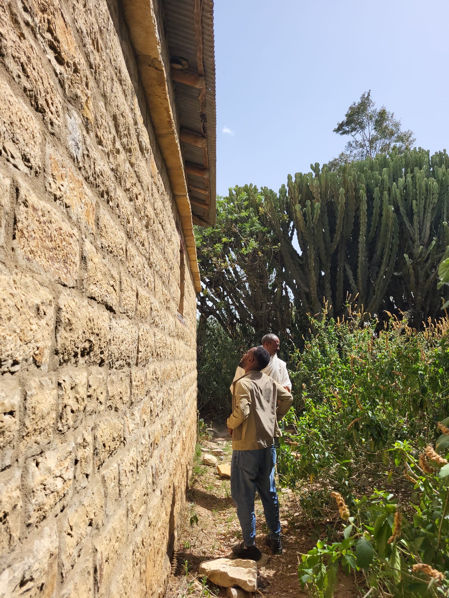 Priester Hailay zeigt Kasahun die Risse.