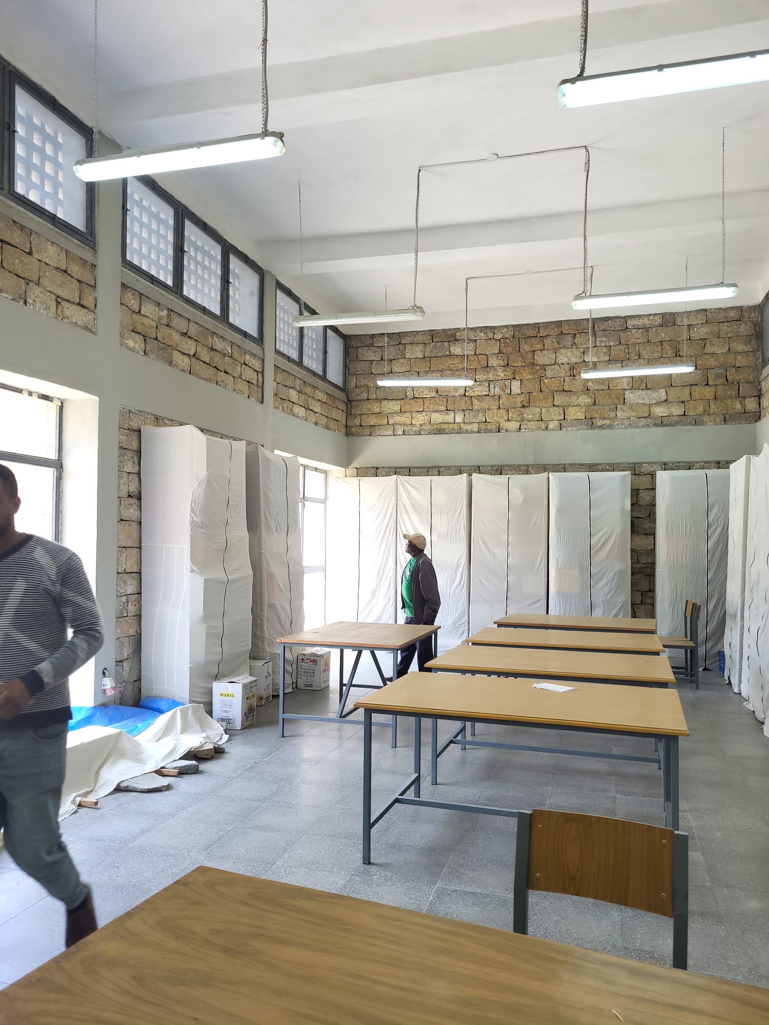 Suche nach Feuchtigkeitsschäden im Depot.