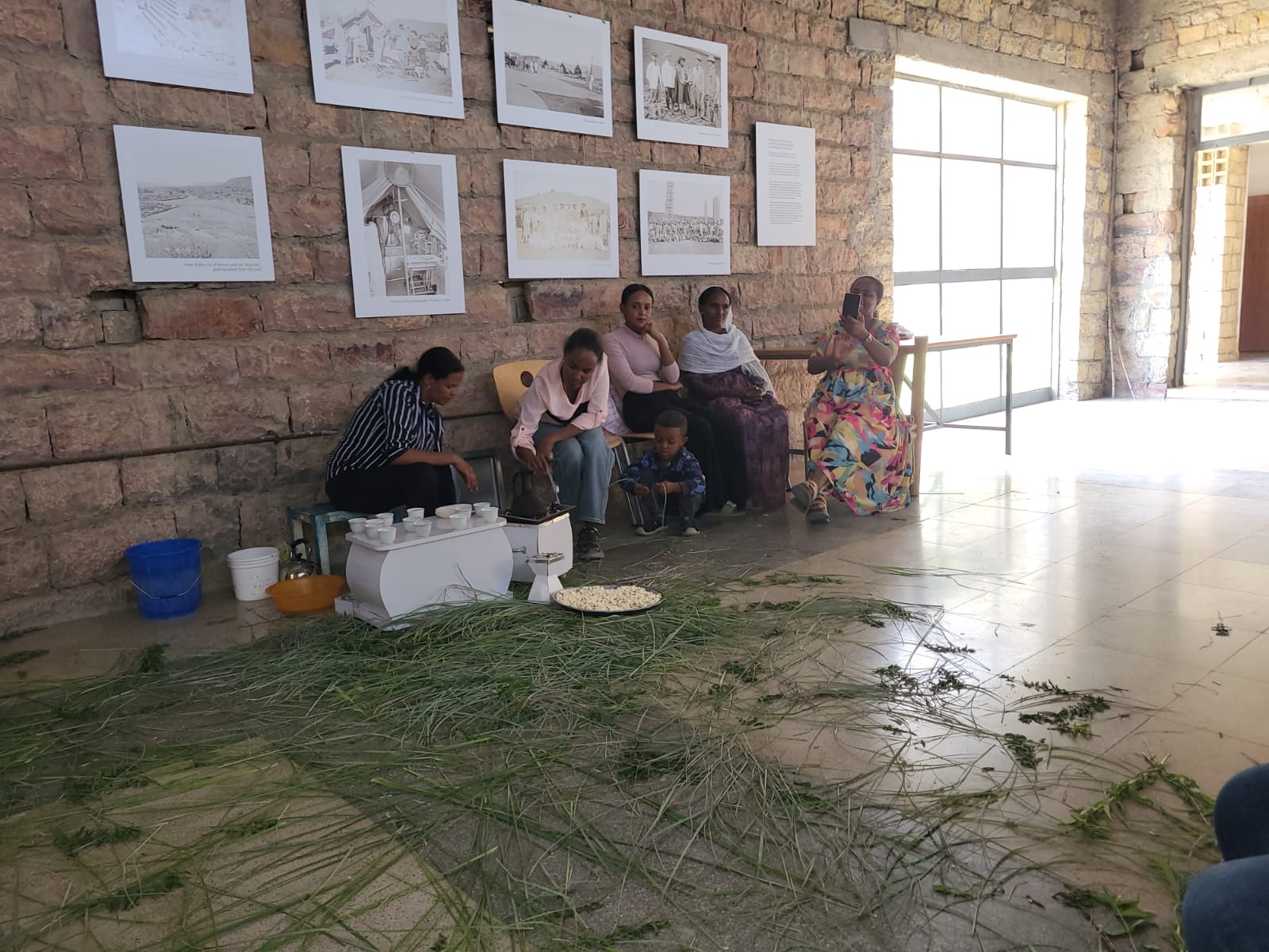 Kaffeezermonie im Generatorenhaus, zubereitet von Yrosalem (zuständig für Eintritt und Museumsshop) und Tsige (zuständig für den Bereich Kultur im Tourismusbüro und Museum). Auf dem Boden: Duftgräser aus dem botanischen Garten.