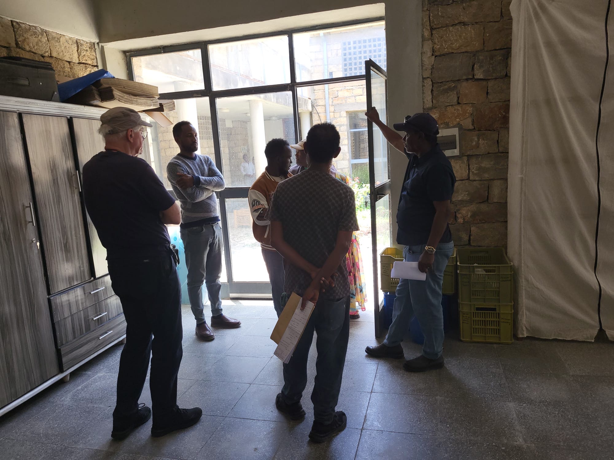 Die Schlüsse und Metalrahmen der Türen müssen überarbeitet werden.