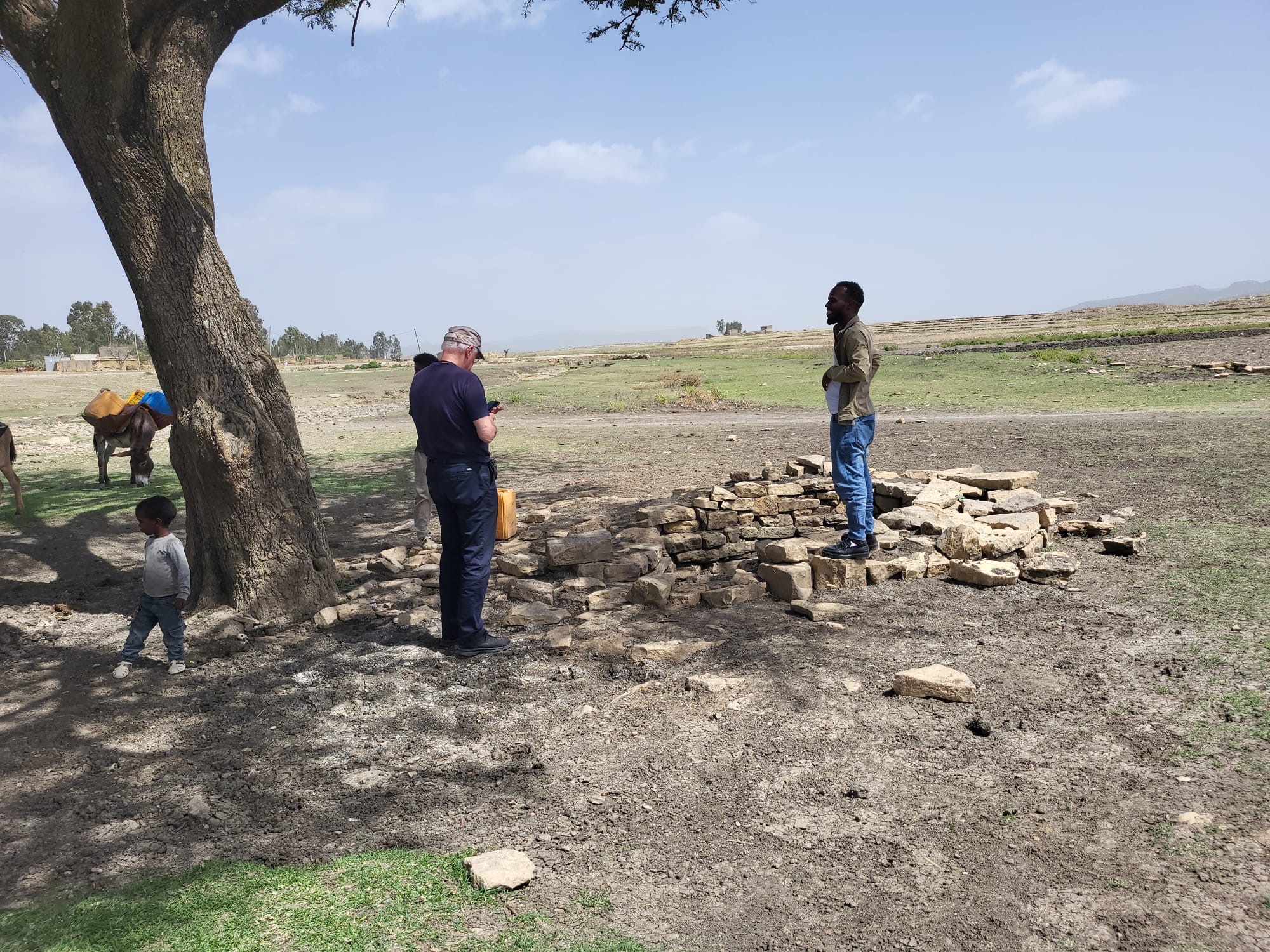 Kasahun und Konrad bezichtigen einen der Brunnen in der Nähe von Abuna Gerima.