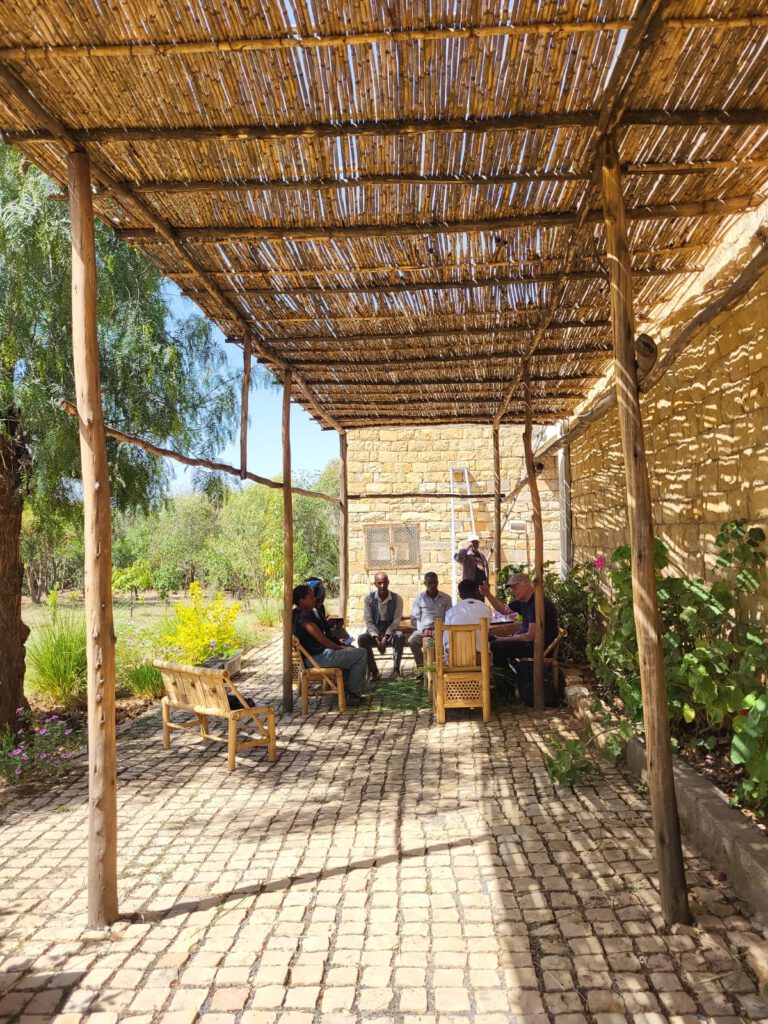 Team Meeting in der Veranda.