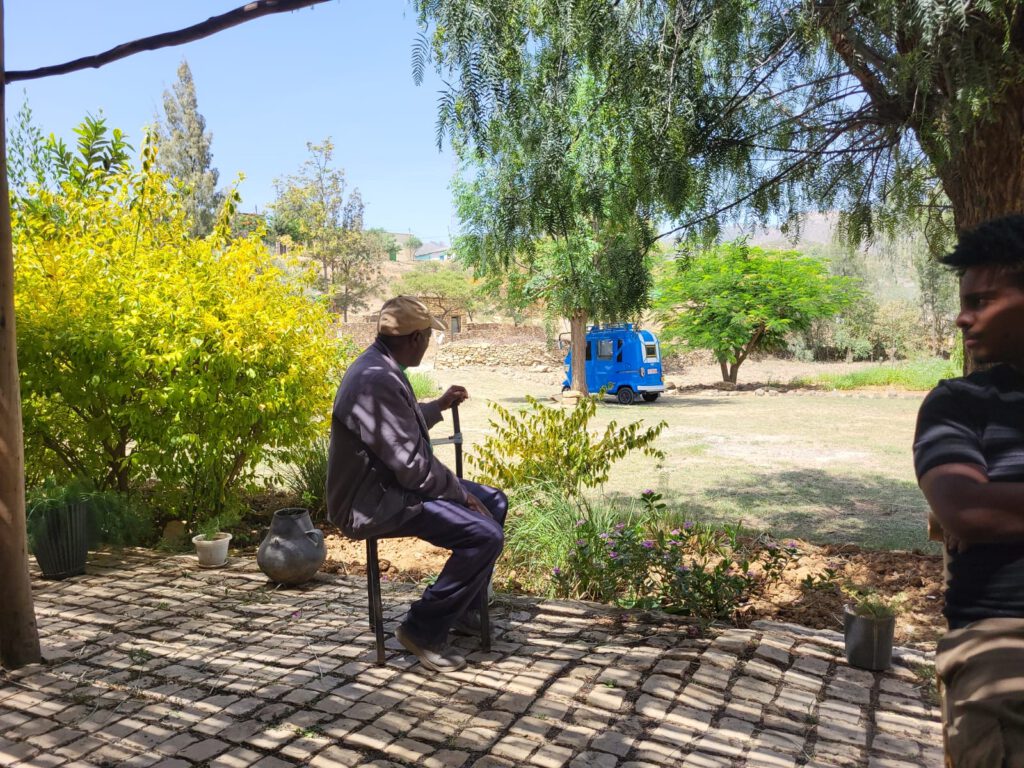 Getachew blickt von der Veranda in den botanischen Garten.